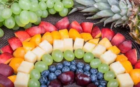Фрукты и ягоды помогут справится с голодом на переходе к диетическому рациону
