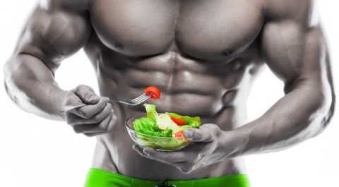 Удел бодибилдера – строгая белковая диета с низкокалорийными салатами